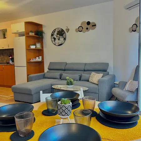 Summer Breeze Ground-floor I Patio & Parking * Varna