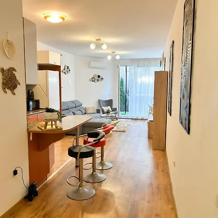 דירה Summer Breeze Ground-floor I Patio & Parking וארנה