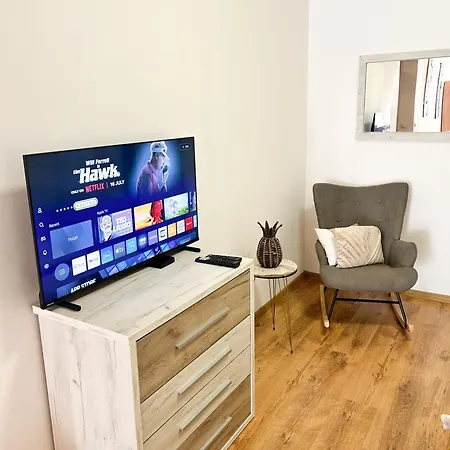 Summer Breeze Ground-floor I Patio & Parking דירה